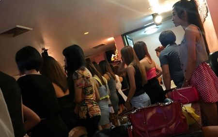 泰国老司机带你去传说中的”蛇美”咖啡